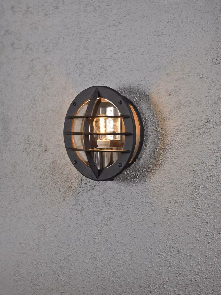 Konstsmide Oden con presa di corrente, lampada da parete in alluminio verniciato nero, con vetro acrilico trasparente, dotata di presa di corrente