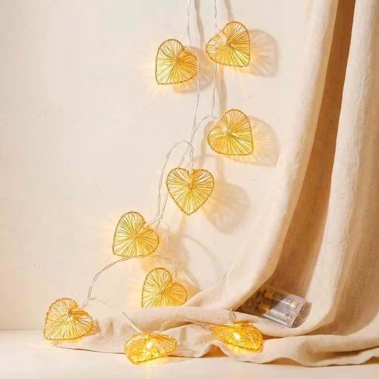 Catena luminosa a forma di cuore, in metallo dorato, lunga 1,5 metri, con 10 LED a luce bianco caldo, alimentata a batteria