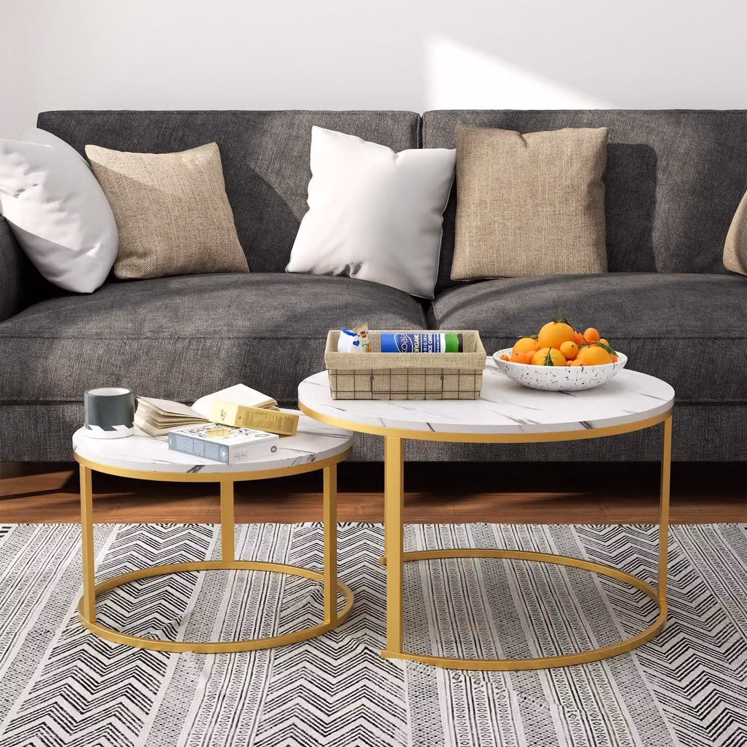 Set di due tavolini rotondi, struttura in metallo dorato, piano in MDF con effetto marmo. Dimensioni: 80x45,5 cm e 60x38 cm