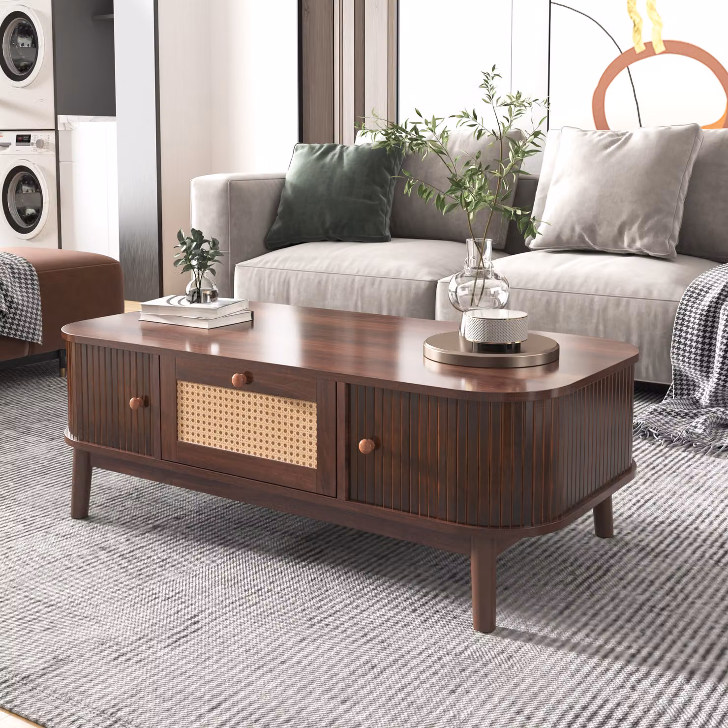 Tavolino Sweiko in rattan, cassetti in rattan e ante scorrevoli con doghe in legno massiccio