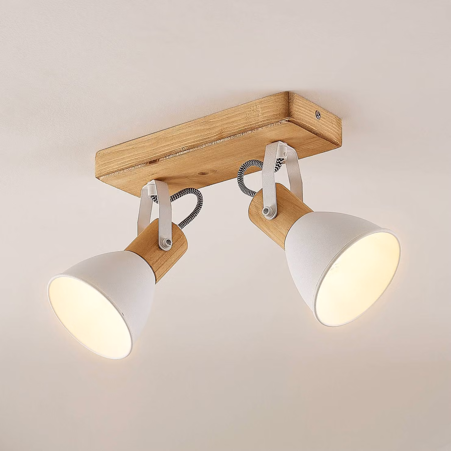 Lindby faretto da soffitto Merela, bianco, 28 cm, a 2 luci, legno, E14 Merela Lindby, dimmerabile, Legno chiaro, Soggiorno / Sala da pranzo, Legno, Scandinavo, Faretto