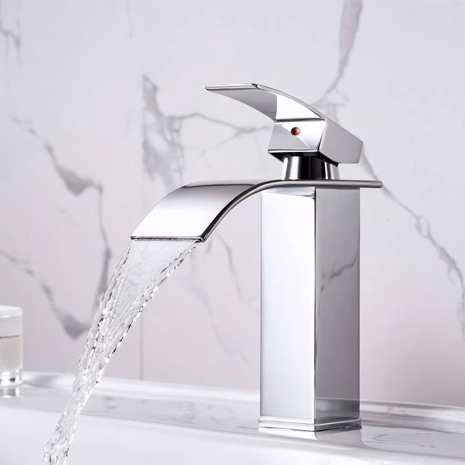 Miscelatore monocomando per lavabo a cascata, realizzato in ottone e acciaio inossidabile, con finitura cromata e basso livello di rumorosità