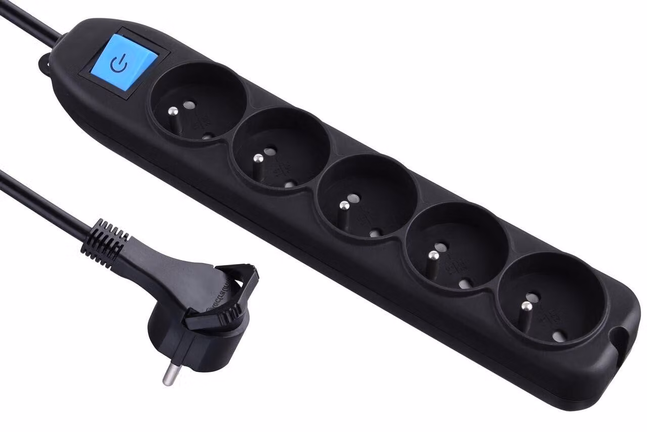 Ciabatta multipresa Electraline 32052 con interruttore/spina piatta, 1,5 m, nera