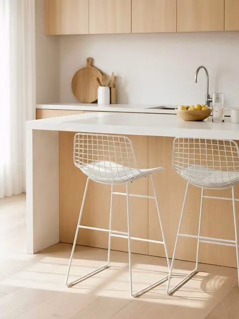 Sgabello moderno in metallo laccato bianco Mondra di Kenay Home H: 95,5 cm x L: 47 cm x P: 47 cm