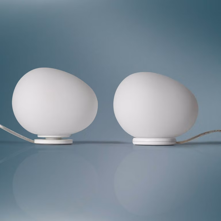 Foscarini Lampada da tavolo di design Gregg piccola, dimmerabile, Bianco / Opale, Soggiorno / Sala da pranzo, Vetro, Design, Lampada da tavolo