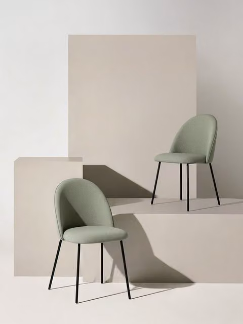 Set di 2 sedie imbottite Tall Kenay Home in tessuto verde e metallo nero per sala da pranzo e cucina