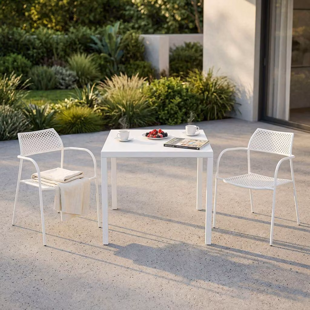 Milani Home - Set tavolo in metallo cm 80 x 80 x 73h con 2 poltrone da giardino per esterno colore bianco - Bianco