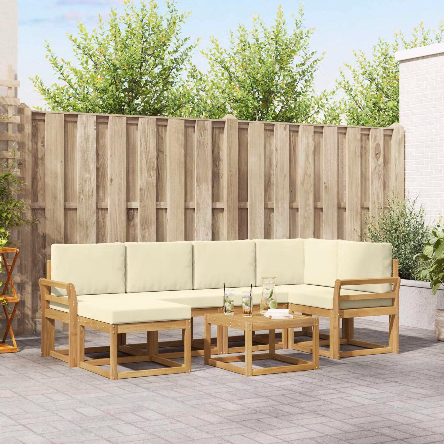 vidaXL Set di divani da esterno a L composto da 7 pezzi in legno di acacia con cuscini Bianco e Beige