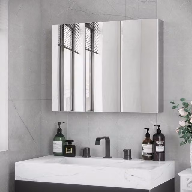 Mobiletto da bagno WISHDOR moderno con specchio e ripiani interni in metallo argento, L: 70 cm, H: 55 cm, P: 12 cm – 1