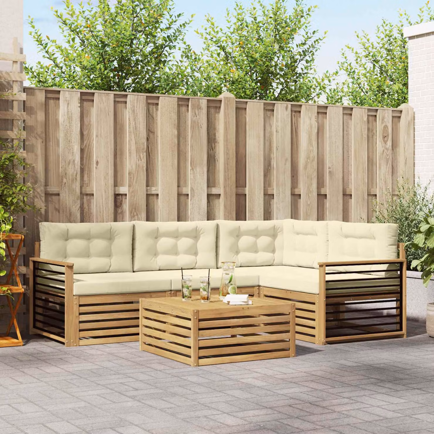 Set di divani da esterno vidaXL a forma di L composto da 6 pezzi con tavolo da caffè, in legno di acacia e tessuto bianco e beige