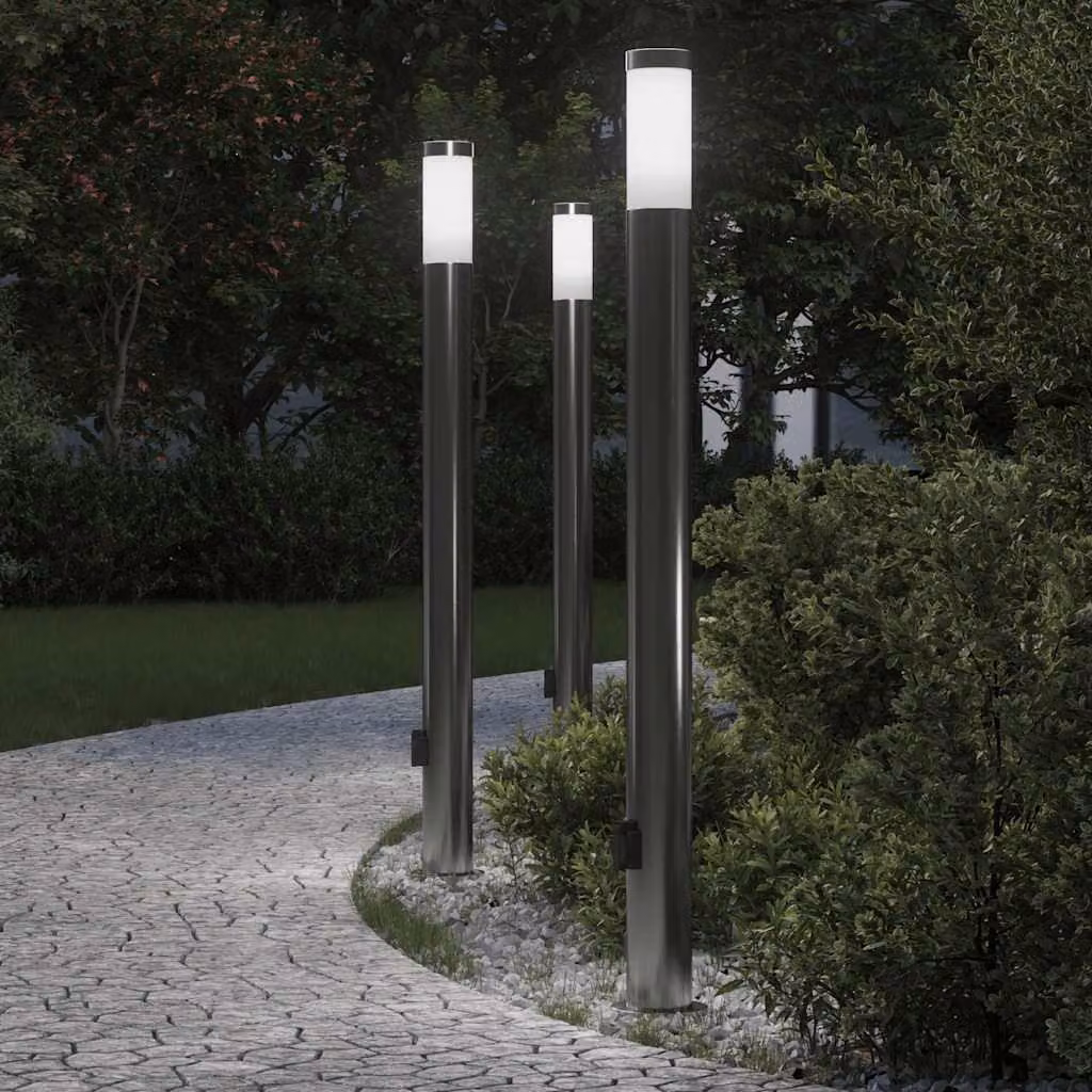Set di 3 lampioni a colonnina vidaXL in acciaio inox color argento con presa elettrica, altezza: 110 cm, protezione IP44 per giardino e terrazzo