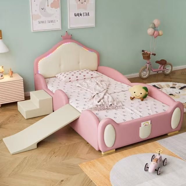 Letto imbottito per bambini REDOM in ecopelle rosa e beige con illuminazione LED, scivolo e scala, L/P/H: 90 x 200 cm