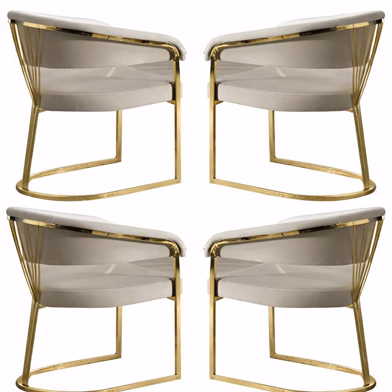 4 eleganti sedie con rivestimento in tessuto bianco e struttura color oro