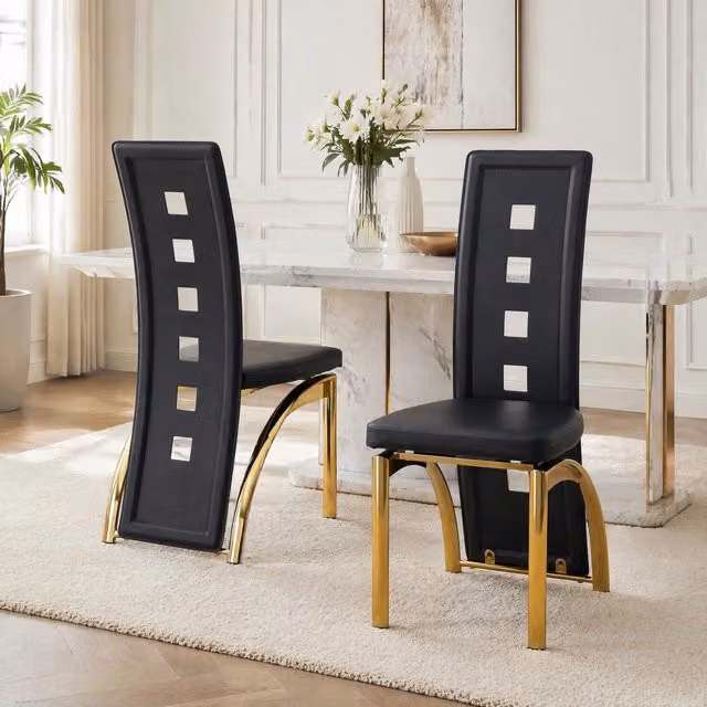 Set 2 sedie da pranzo ULEVR con schienale traforato, seduta in similpelle PU nera e gambe metalliche dorate