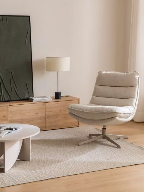 Poltrona girevole Ayden Kenay Home beige con struttura in metallo e seduta imbottita in tessuto
