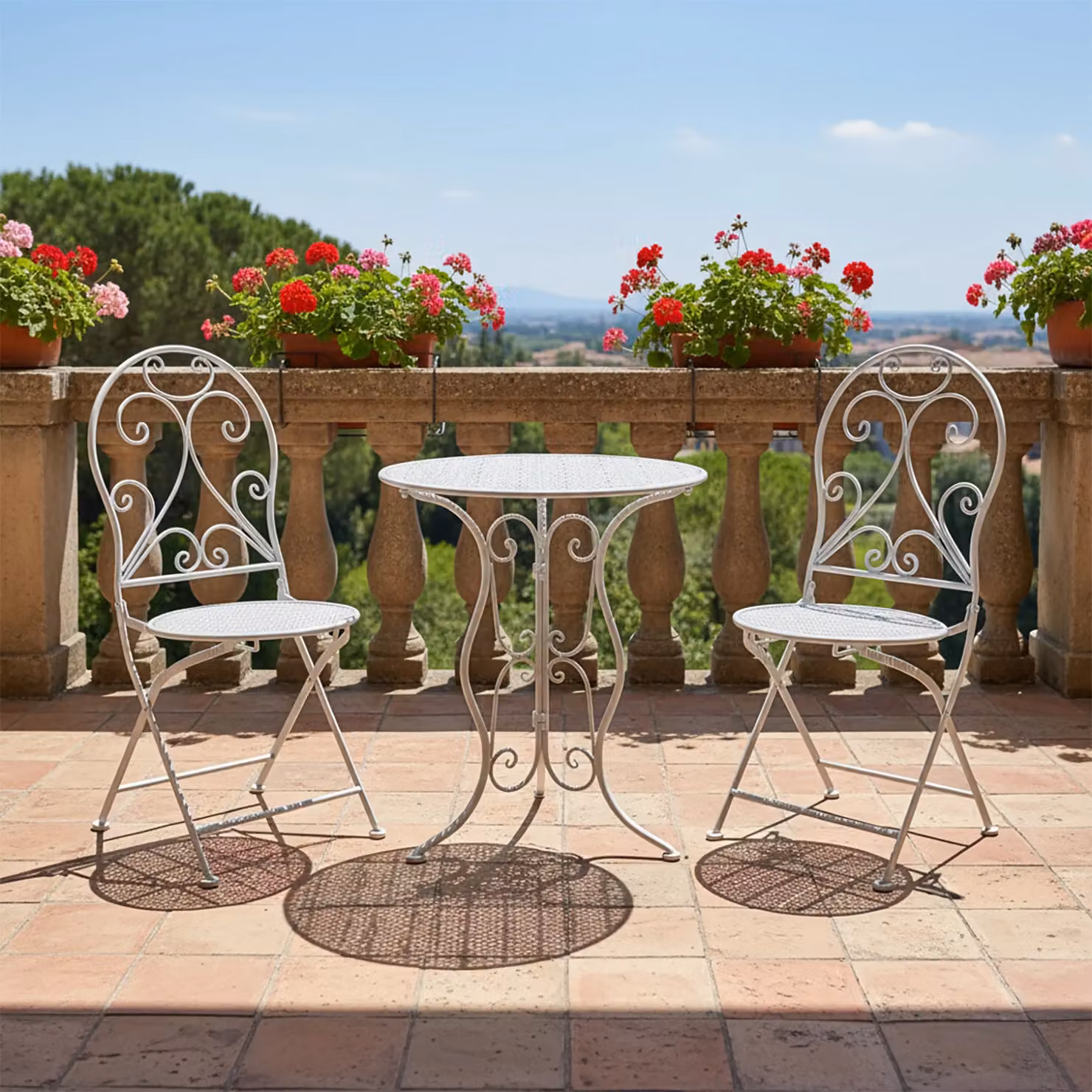 Set da giardino Bistrot Vestiamo Casa Giardino composto da tavolo rotondo e 2 sedie richiudibili in metallo bianco con design Liberty – 2