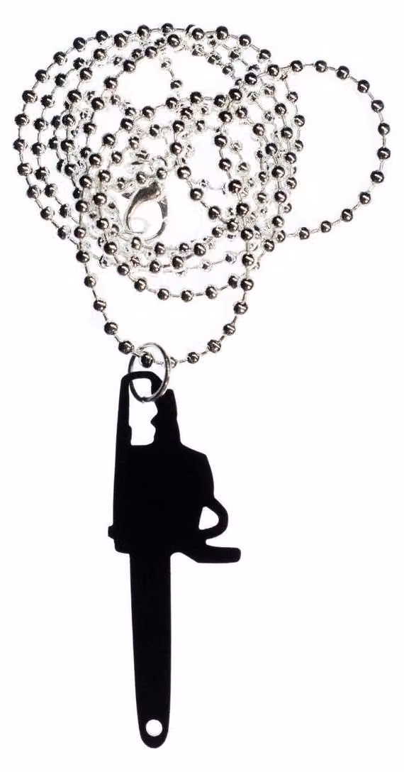 Collana con design a forma di motosega, realizzata in acrilico