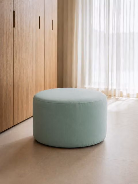 Pouf rotondo Harmony Kenay Home rivestito in tessuto verde, Diametro: 80 cm – 1