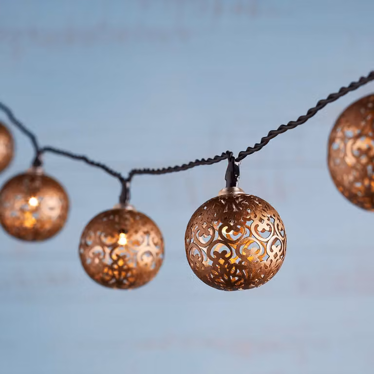 Catena luminosa solare Lights4fun con sfere metalliche | 16 LED bianco caldo | Stile marocchino, grado di protezione IP44, sensore crepuscolare | Ideale per giardino, balcone e terrazza | Lunghezza 5,25 m | Colore bronzo