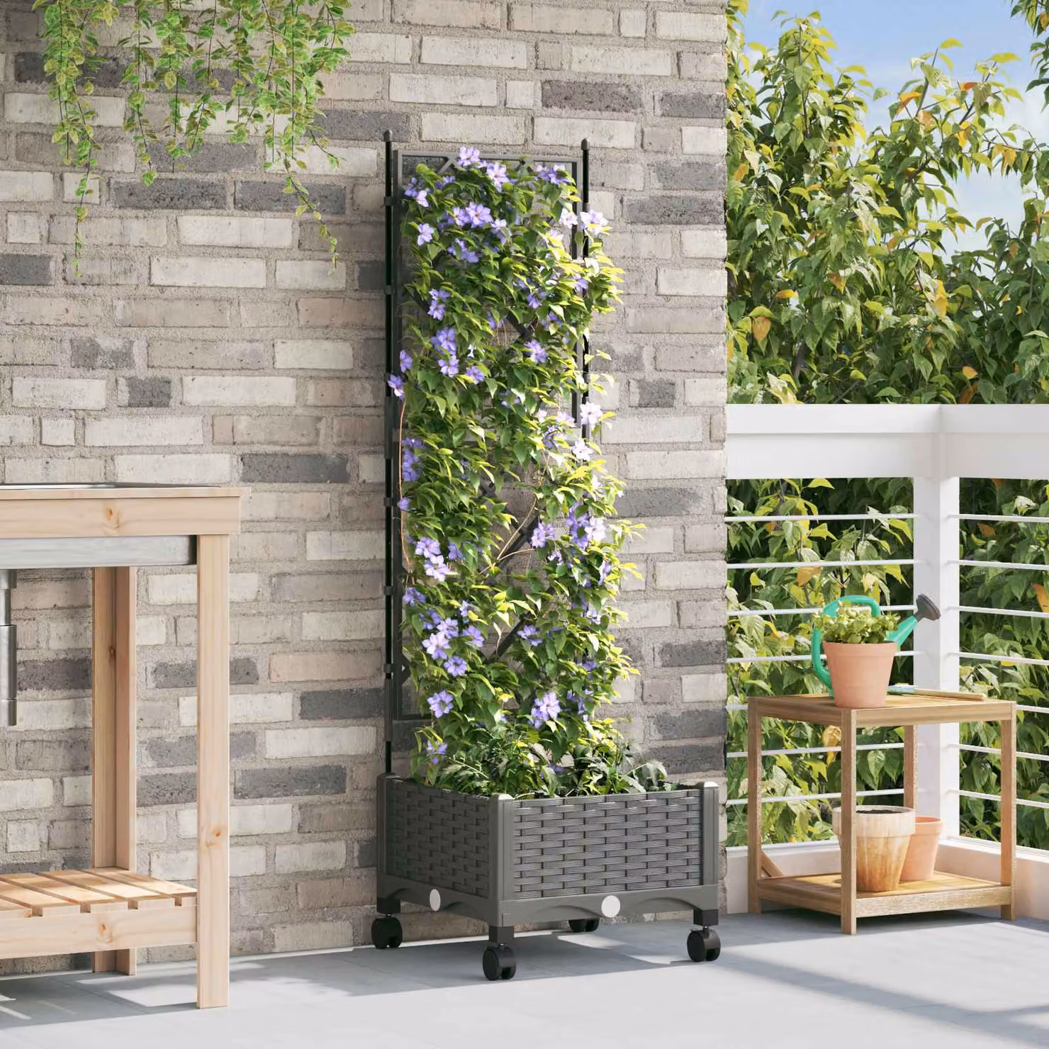 vidaXL Vaso da giardino con grigliato e ruote Grigio Chiaro in plastica