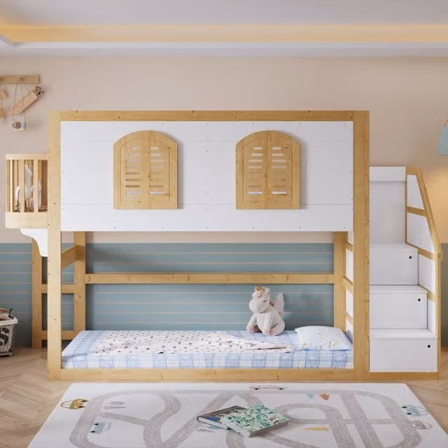 Letto a soppalco per bambini 90x200 cm con scala contenitore e area giochi; pino e MDF bianco e naturale