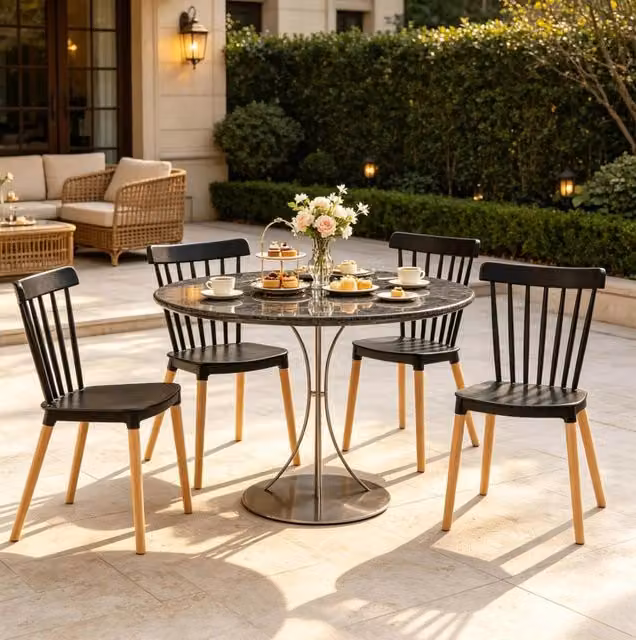 Set di 4 sedie da pranzo scandinave nere con gambe in faggio naturale