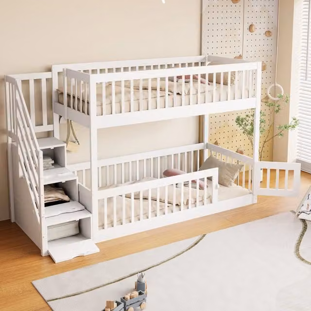 Letto a castello per bambini 90x200 cm in legno bianco con scala di sicurezza e cassetti, con spazio giochi e contenitori integrati