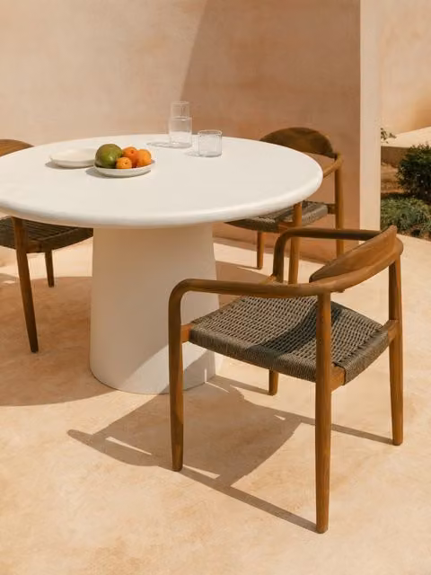 Sedia da giardino Nabire Kenay Home in legno di acacia e corda marrone e beige con braccioli