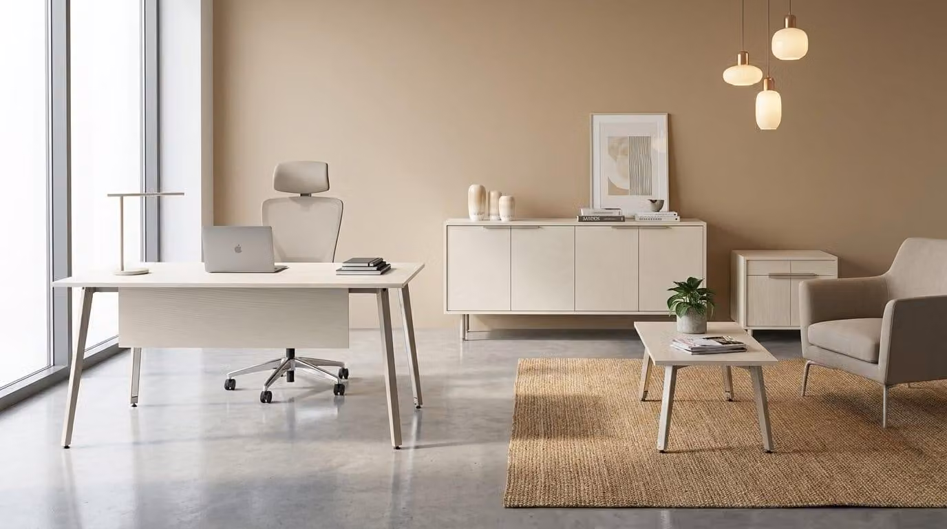 Set completo di mobili da ufficio bianchi: scrivania, mobiletto laterale, tavolino