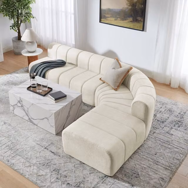 Divano angolare modulare MIVRAY in tessuto beige con pouf coordinato e design moderno per il tuo soggiorno