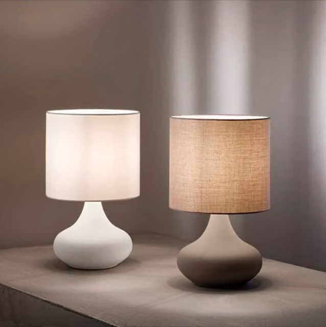 Perenz Paul Lampada da tavolo moderna in bianco con paralume in tessuto e base in ceramica e metallo