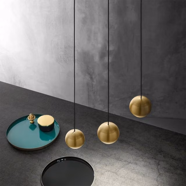 Lampada a sospensione Gea Guya in metallo con LED regolabile, disponibile in bianco, nero o oro/ottone