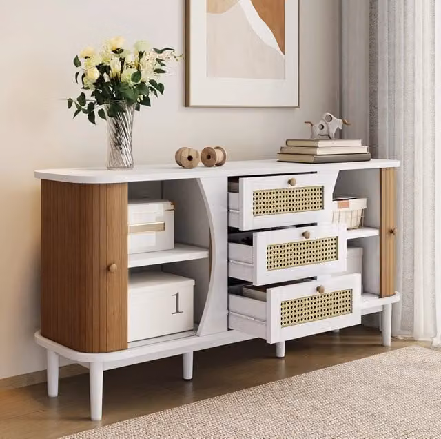 Credenza 140.5x40x76 cm con 3 cassetti in rattan e ripiani regolabili in MDF e truciolato bianco e naturale