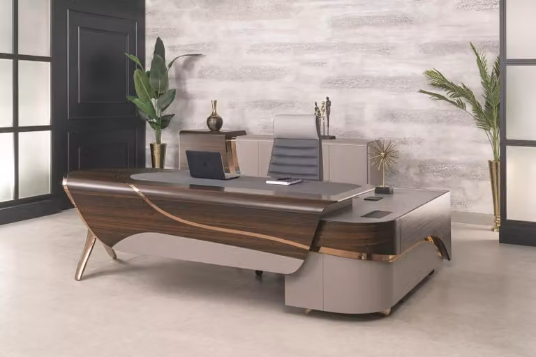 Scrivania da ufficio color beige, modello executive. Tavolo angolare esclusivo. Elegante scrivania da ufficio