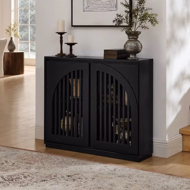 Credenza con ante scanalate e 2 aperture per prese in legno e MDF nero