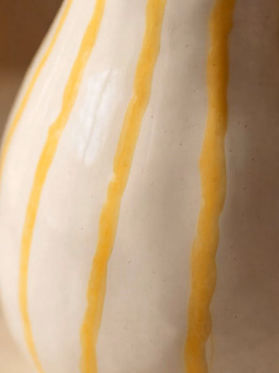 Vaso Gala giallo in ceramica e pietra Kenay Home, forma rotonda e decoro a strisce, H: 12,5 cm – 2