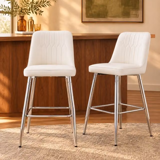 Set di 2 sgabelli da bar MIVRAY in ecopelle bianca con struttura in metallo argento, schienale curvo e poggiapiedi, Altezza: 100 cm