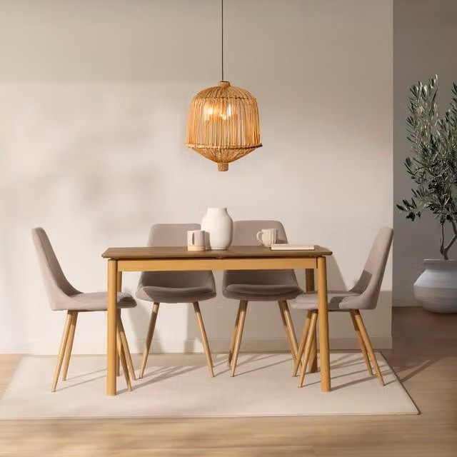 Set tavolo estensibile Banak con 4 sedie imbottite in legno color rovere e beige per la tua zona pranzo