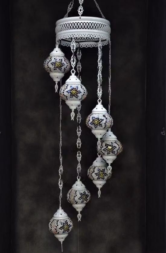 Lampada a sospensione in vetro blu e bianco con mosaico orientale, a 7 sfere, realizzata a mano in Turchia, lunga 155 cm