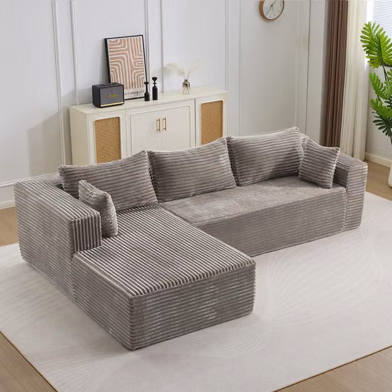 Divano angolare componibile con chaise longue, design a forma di L senza spigoli, seduta profonda, stile minimalista, rivestito in tessuto corduroy. Modello L3
