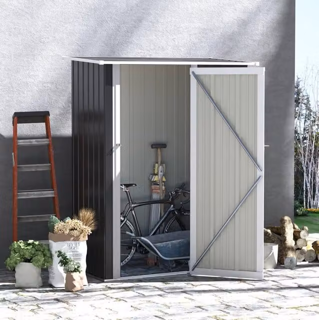 Casetta da giardino ULEVR 142x84x189 cm in acciaio grigio scuro con porta e tetto inclinato