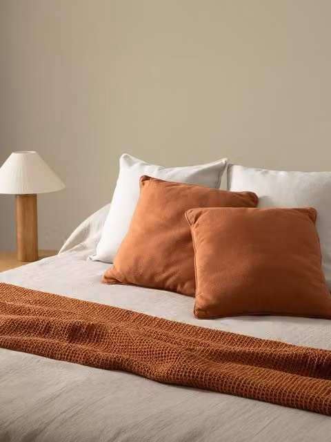 Set di 2 cuscini e plaid in cotone color terracotta Kenay Home – 1