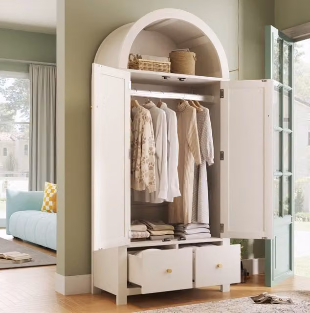 Armadio ad arco in stile boho con intreccio in rattan e finitura bianca, dotato di 2 cassetti interni, asta appendiabiti e ripiani, L: 78 cm, P: 45 cm, H: 181 cm