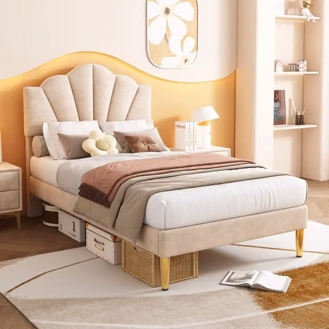 Letto singolo imbottito OKWISH in velluto beige con gambe dorate, L/P/H: 90 x 200 x 130 cm