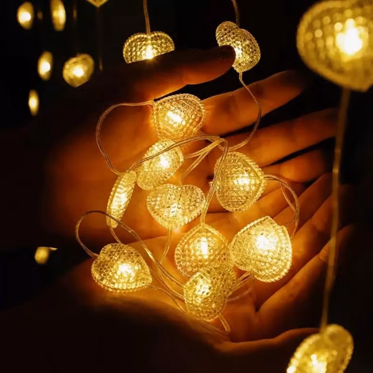 Catena luminosa da 2 metri, con 20 LED, alimentata a batteria, a forma di cuore, luce bianco caldo