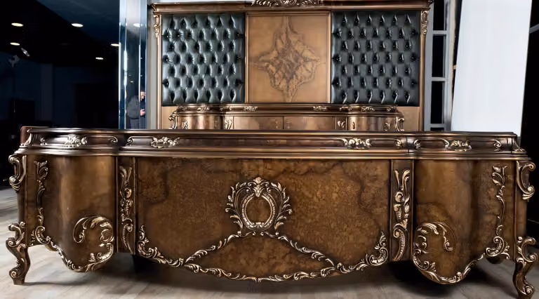 Brauner Holzschreibtisch im eleganten Design für Home Office
