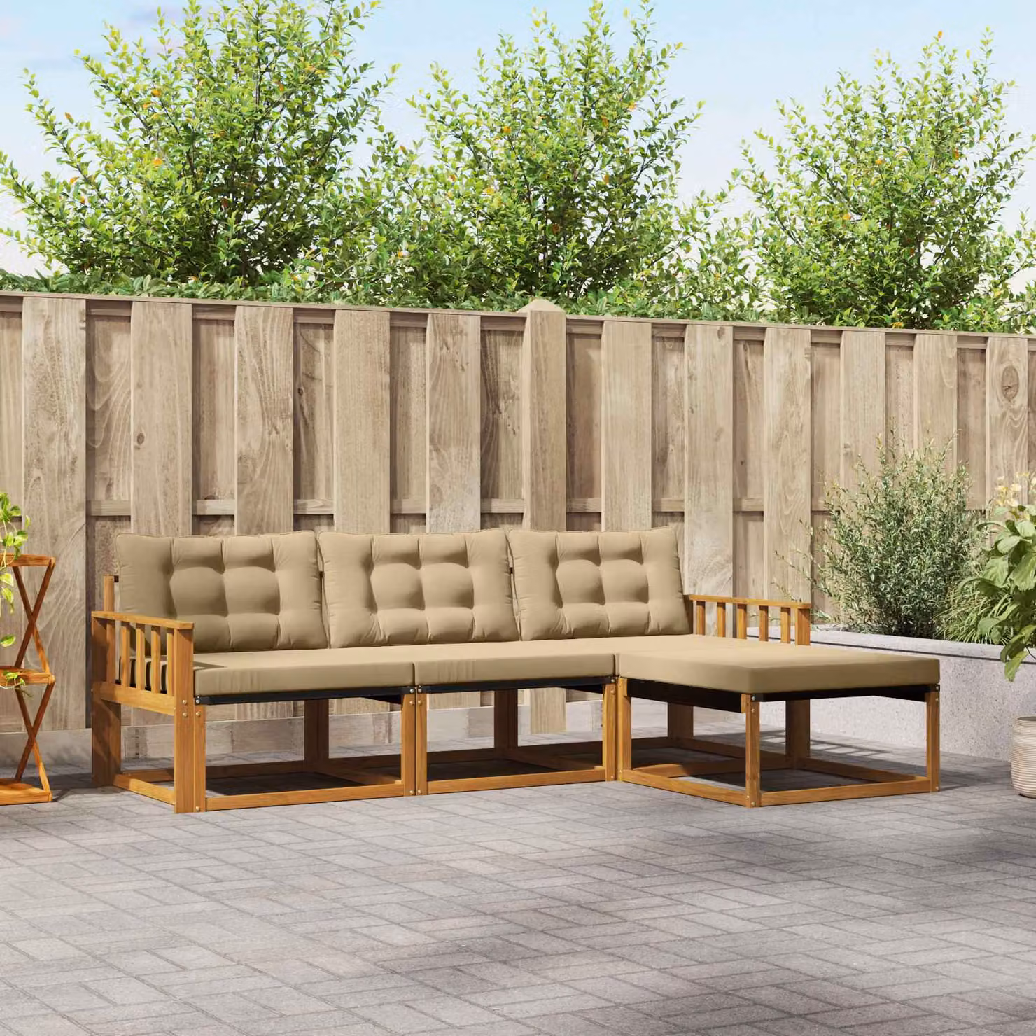 vidaXL Set di divani da esterno a L composto da 4 pezzi in legno di acacia con cuscini beige e marrone