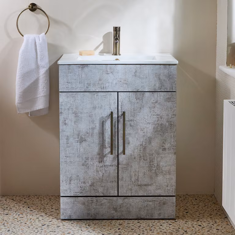 Mobile Bagno a Terra Grigio Cemento da 610mm con Lavabo e Maniglie con Barra a T in Oro Spazzolato - Cluo