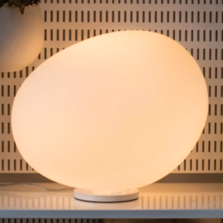 Foscarini Lampada da tavolo di design Gregg grande, dimmerabile, Bianco / Opale, Soggiorno / Sala da pranzo, Vetro, Design, Lampada da tavolo