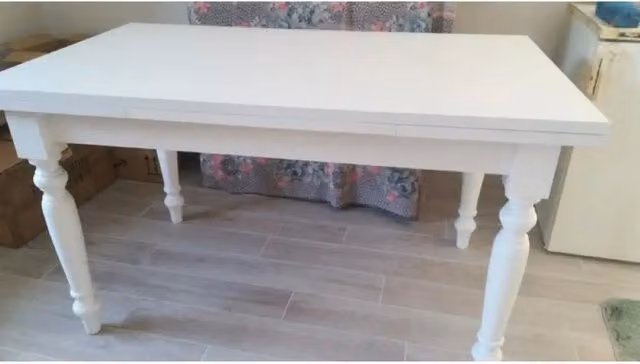 Tavolo da pranzo allungabile fino 240 cm con gambe tornite in legno massello e mdf con rifinitura in bianco opaco 160x80x75 H chiuso